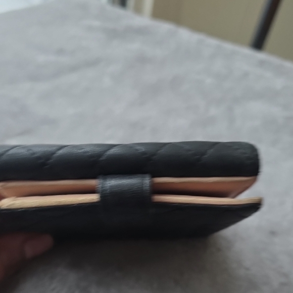 CHANEL Elegant Bifold Black Quilted Wallet - Picture 13 of 14